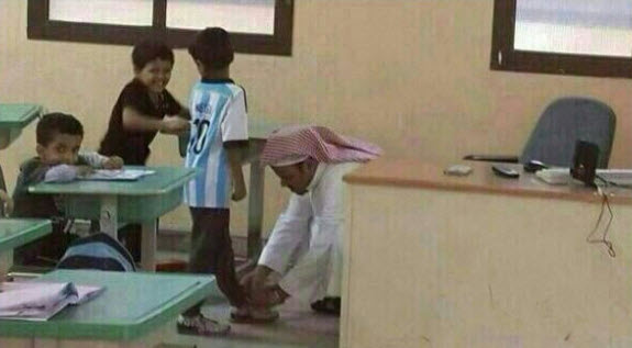 صورة معلم يربط حذاء تلميذه تشعل تويتر