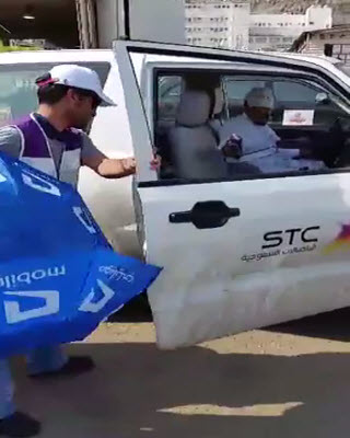 موظف STC يجمع مظلات موبايلي: فيديو مثير للجدل