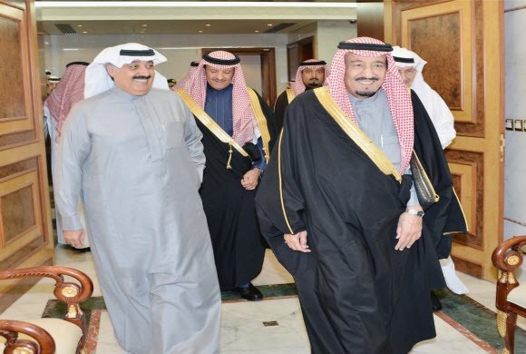 ولي العهد يطمئن على صحة الملك عبدالله