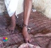شاب مقيد بالسلاسل: قصة مؤثرة