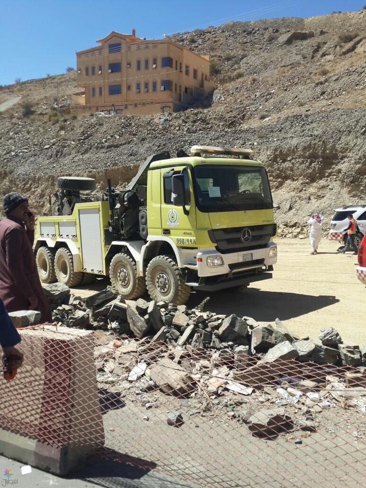 انهيار جبل في أبها: وفاة سائق بوكلين