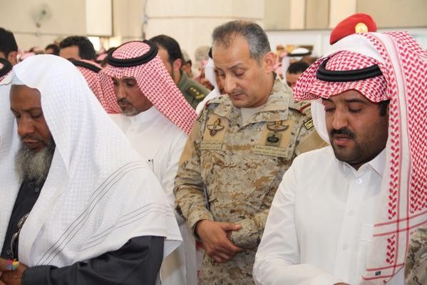 نائب قائد القوات البرية يصلي على شهداء الواجب