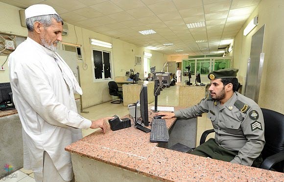 القبض على متلاعب ببصمات المقيمين