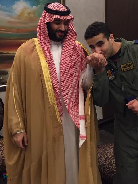 خالد بن سلمان يقبِّل يد وزير الدفاع - صورة