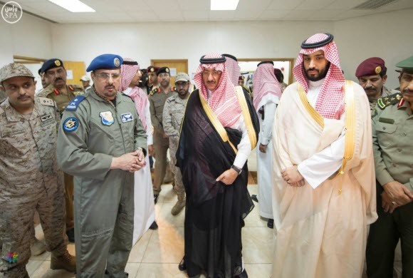 ولي العهد ووزير الدفاع يلتقيان طياري عاصفة الحزم