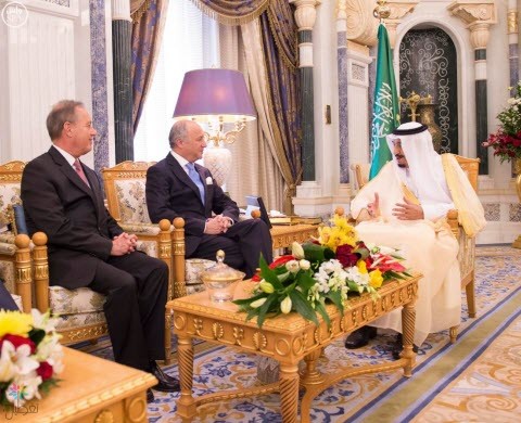 خادم الحرمين يستقبل وزير الخارجية الفرنسي