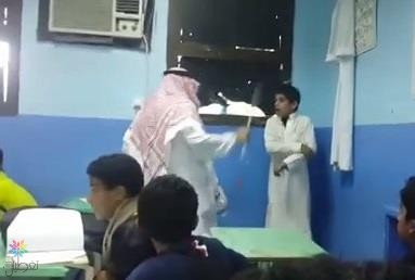 ضرب طالب: معلم يعنف طالبًا..