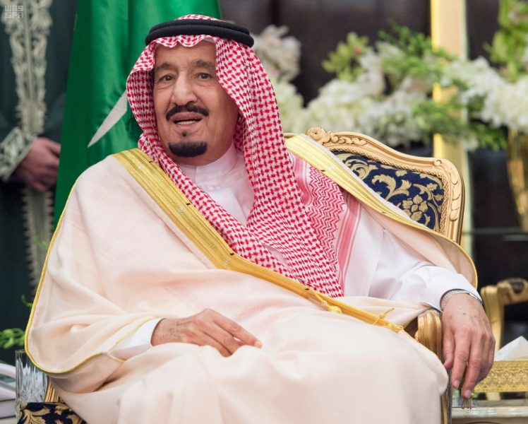 خادم الحرمين يمنع أميراً من تملك أرض
