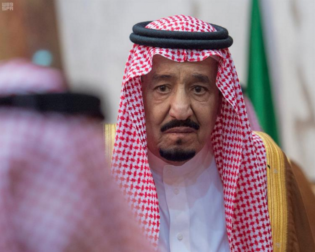 صور "مؤثرة" لخادم الحرمين" أثناء استقباله المُعزين في وفاة "تركي"