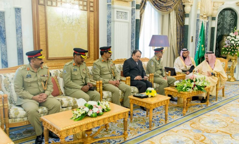 خادم الحرمين يستقبل قائد الجيش الباكستاني