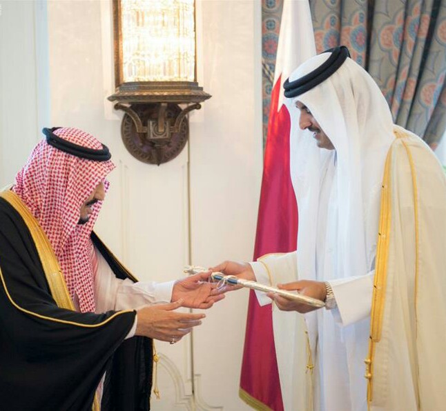 الأمير القطري يهدي خادم الحرمين سيفًا تذكاريًا