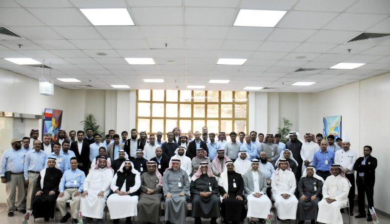 الصحراء للبتروكيماويات تكرم موظفيها