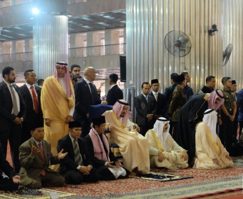خادم الحرمين يصلي في مسجد الاستقلال