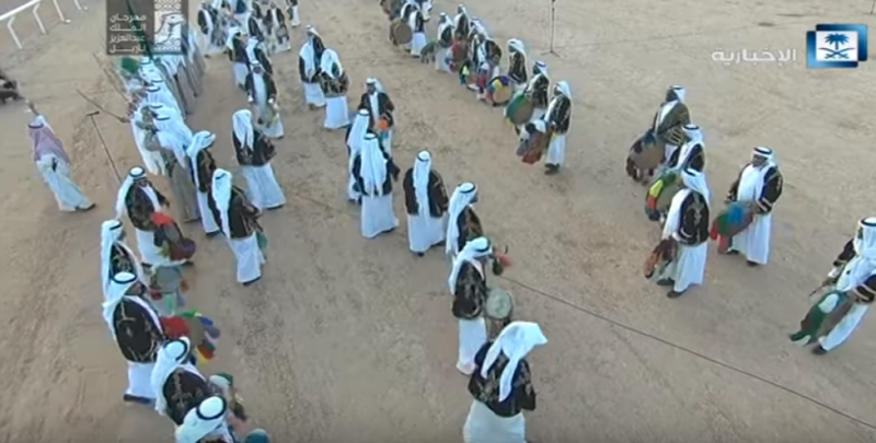 تفاعل خادم الحرمين مع العرضة السعودية (فيديو)