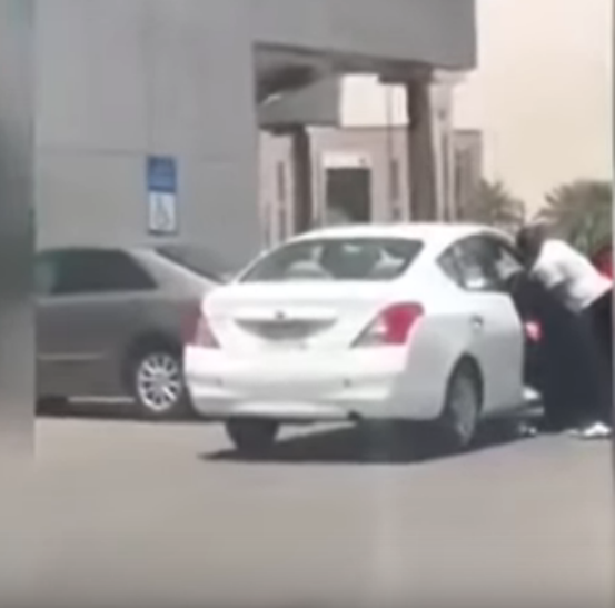اعتداء بالركل على امرأة: فيديو صادم