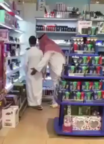 "العمل" تحقق من مقطع مجرم يتحرش بطفل للوصول للمعتدي