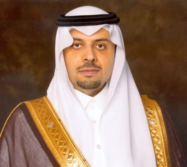 أمير الحدود الشمالية يؤدي صلاة العيد ويستقبل المهنئين