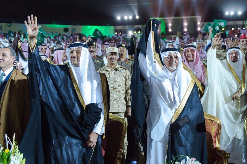 شاهد..تفاعل خالد الفيصل وسلطان بن سلمان في سوق عكاظ