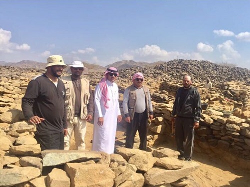 مدير سياحة الباحة يطلع على التنقيب الاثري في موقع عشم