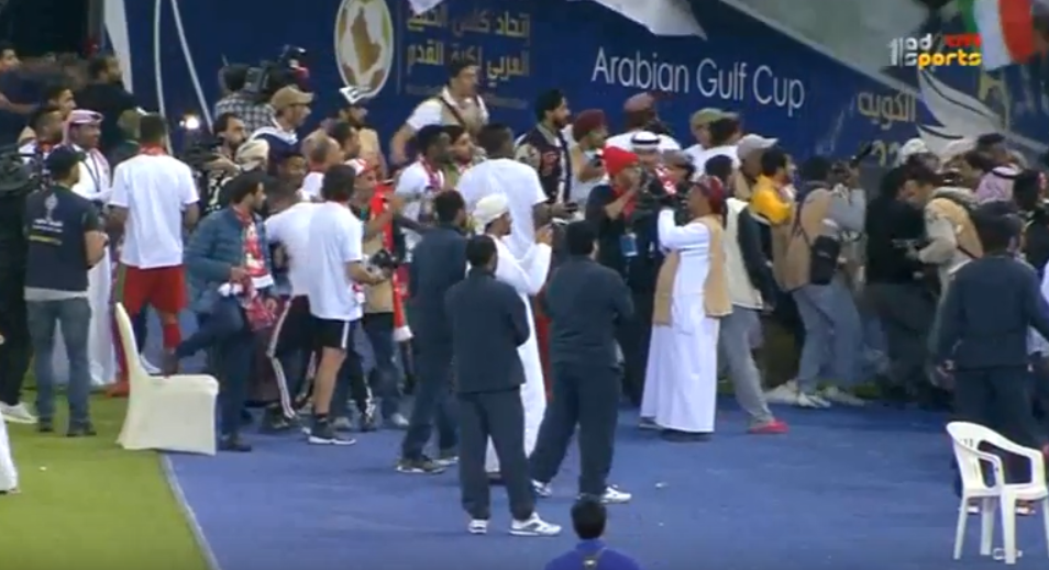 بالفيديو.. سقوط جماهير عُمانية من مدرجات «استاد جابر»