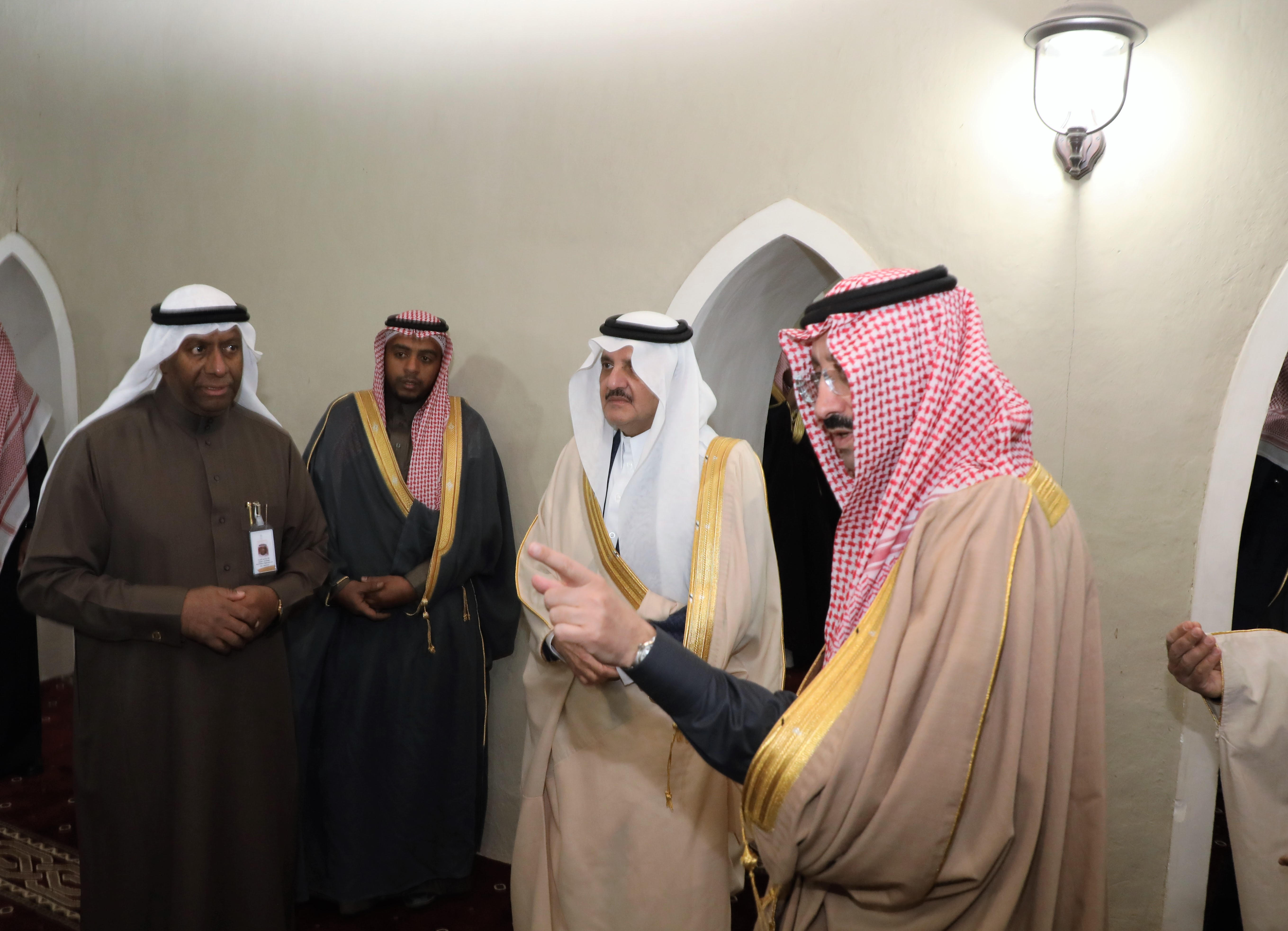 أمير الشرقية يزور مسجد جواثا التاريخي بالأحساء