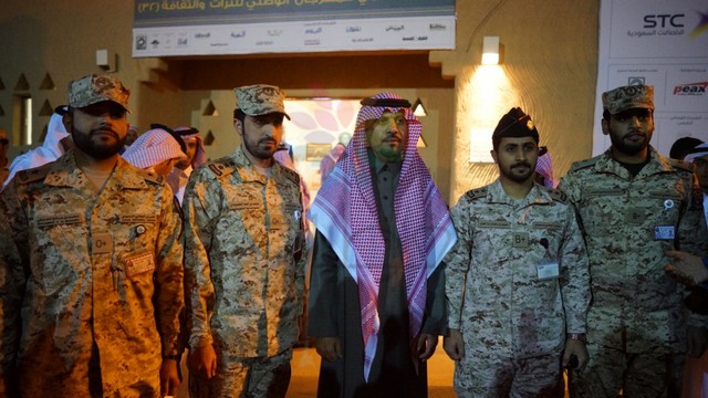 بالصور ..وزير الحرس الوطني يزور مهرجان الجنادرية ويتفقد الأجنحة المشاركة