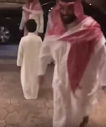 فيديو ..ولي العهد الأمير محمد بن سلمان وابنه يزوران الأمير مقرن بن عبدالعزيز