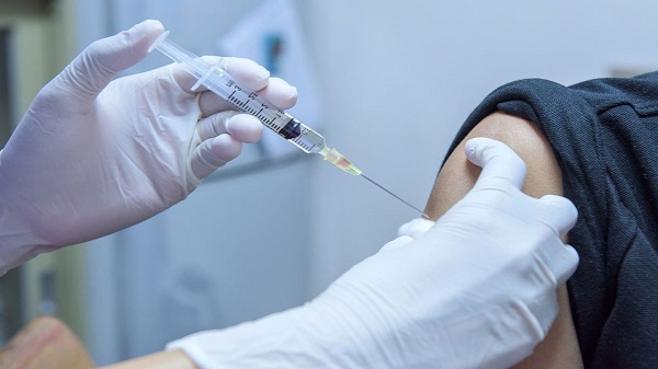 الصحة: لا تَعَارض بين لقاحَيّ كورونا والإنفلونزا.. والفاصل الزمني مهم