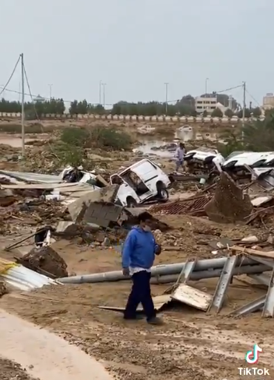 انحراف مركبات وحوادِث سير بسبب الأمطار الغزيرة في ضباء بتبوك ( فيديو )