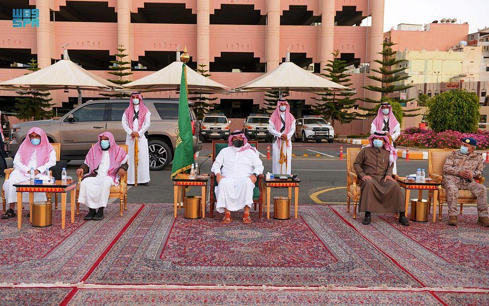 أمير عسير يستعرض مع مسؤولي المنطقة المشروعات التنموية