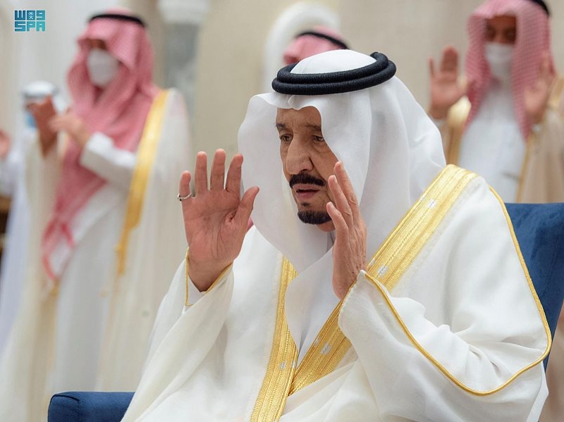 ‏الملك سلمان يؤدي صلاة عيد الفطر المبارك  ‏⁧‫#الملك_سلمان‬⁩ ⁧‫#عيد_الفطر_المبارك‬⁩