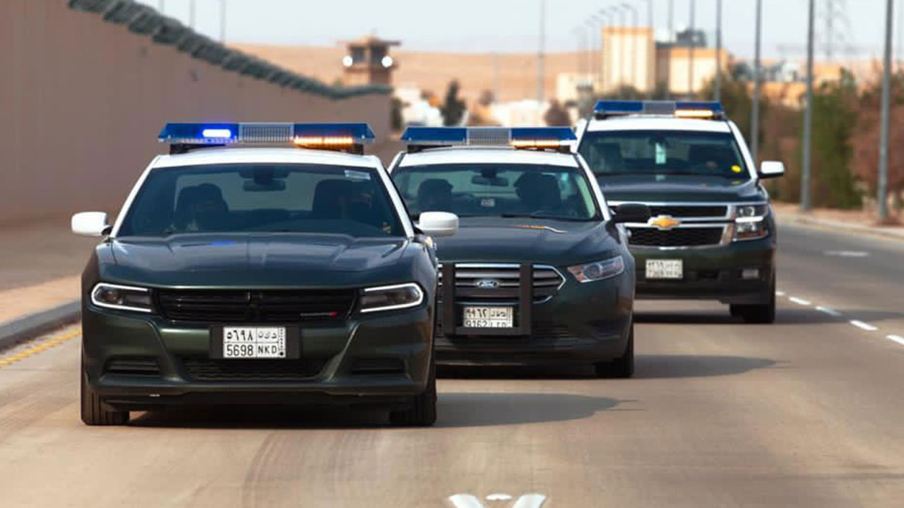 الرياض..ضبط 8 مواطنين ومقيمين ارتكبوا 100 جريمة نصب واحتيال