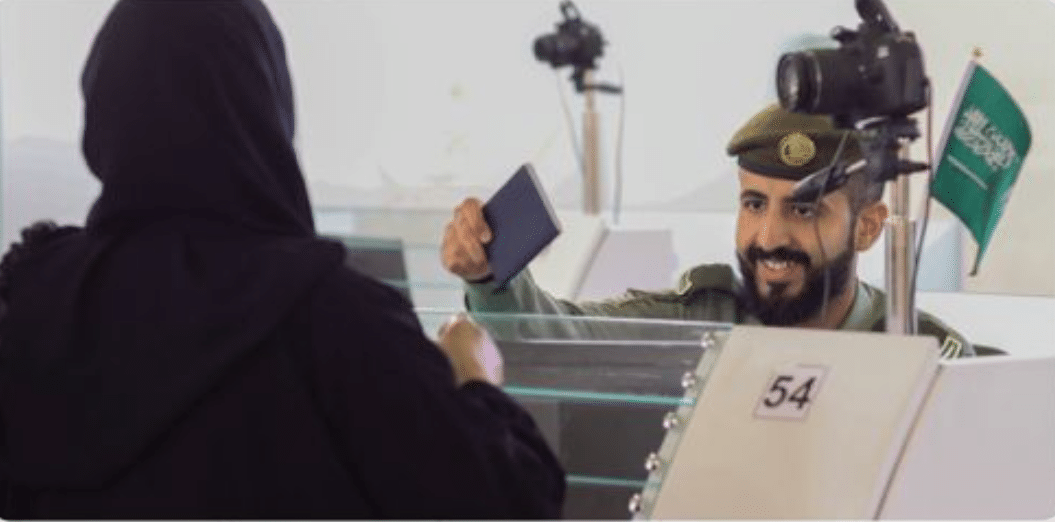 "تسهيلات وخدمات سريعة".. "جوازات جدة" تواصل إنهاء الإجراءات للقادمين من السودان