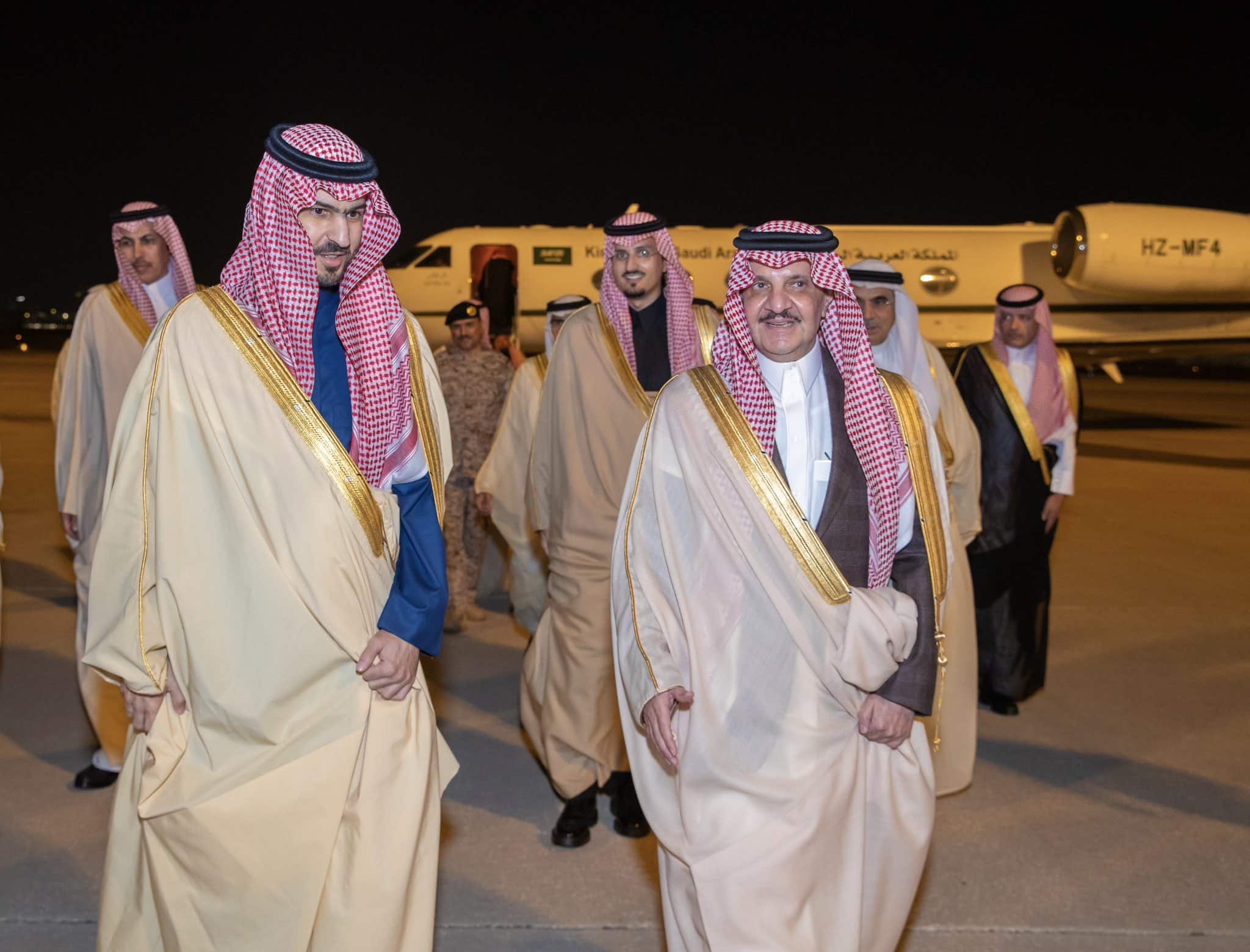 أمير المنطقة الشرقية يستقبل نائبه في المطار