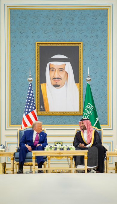 ولي العهد‬⁩ في حديث جانبي مع ⁧‫الرئيس ⁧‫ترامب‬⁩ أثناء احتساء "القهوة السعودية"
