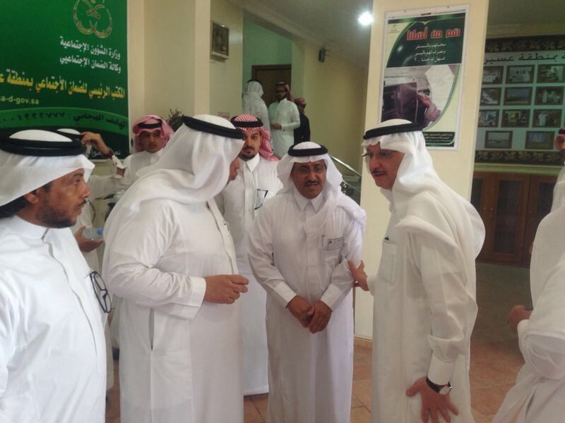 "استشاري"يدخل تقنية جديدة لعلاج الحدب"القرنية المخروطية" بالليزر تغني عن زراعتها
